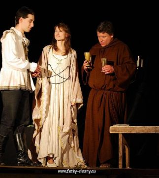 048-Romeo,Julie a bratr Lorenzo.jpg